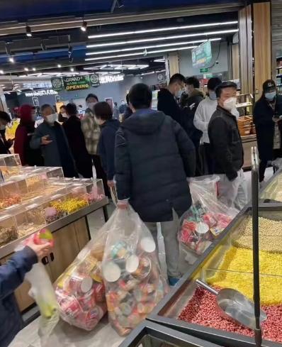 现在内地超市都这么卷吗？我们乡上三家大超市为了吸引顾客，几乎天天打价格战，这不这