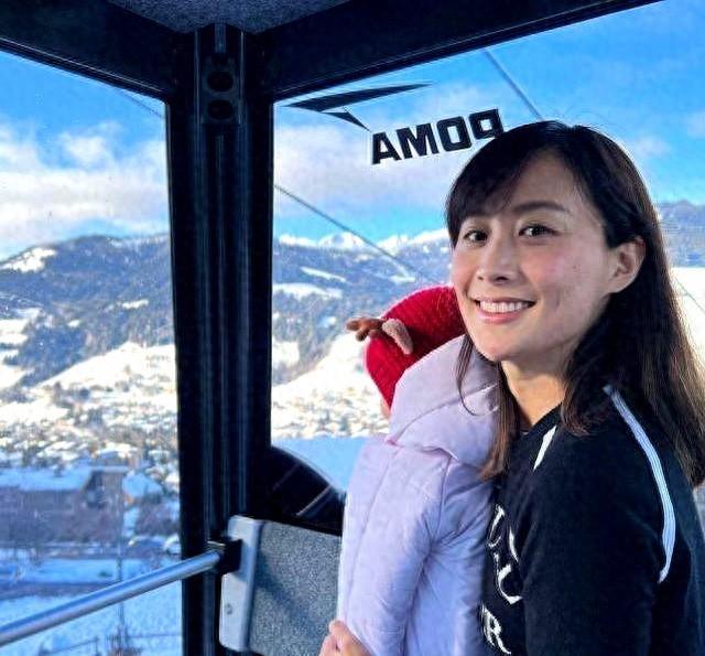 晒4岁女儿烤棉花糖，陈法拉一家四口去露营，享受家庭小欢喜