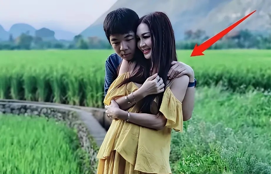 终于理解了何祖光，为了温碧霞也太不容易了！
何祖光既想抱得美人归，又想后继有人！