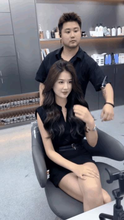 #时尚理发店# 与路边理发《档次不一样》
年轻人注意个人形象，注重仪容仪表大多都