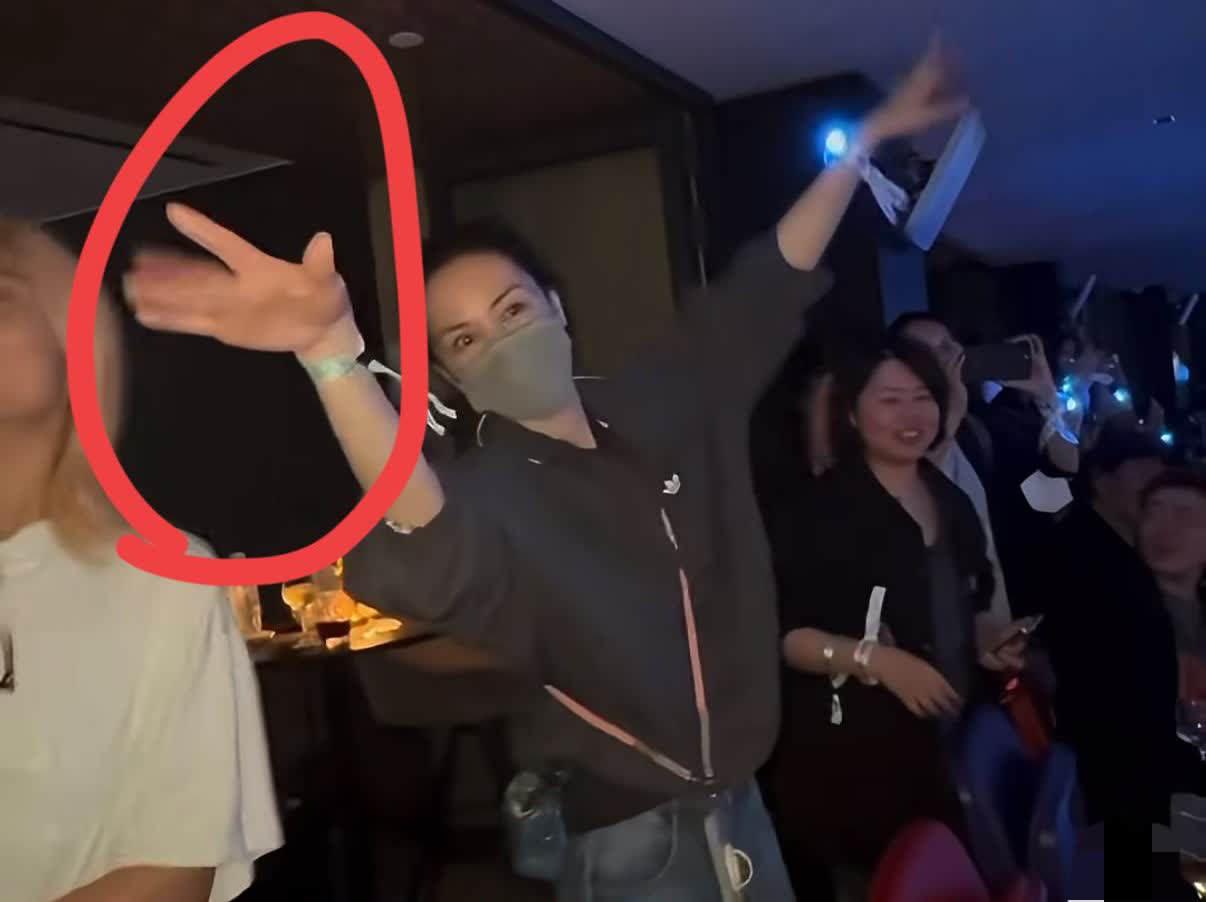 我朋友昨天去看了谢霆锋的演唱会，他说现场太燃了！还亲眼看见了王菲，看到了王菲才知