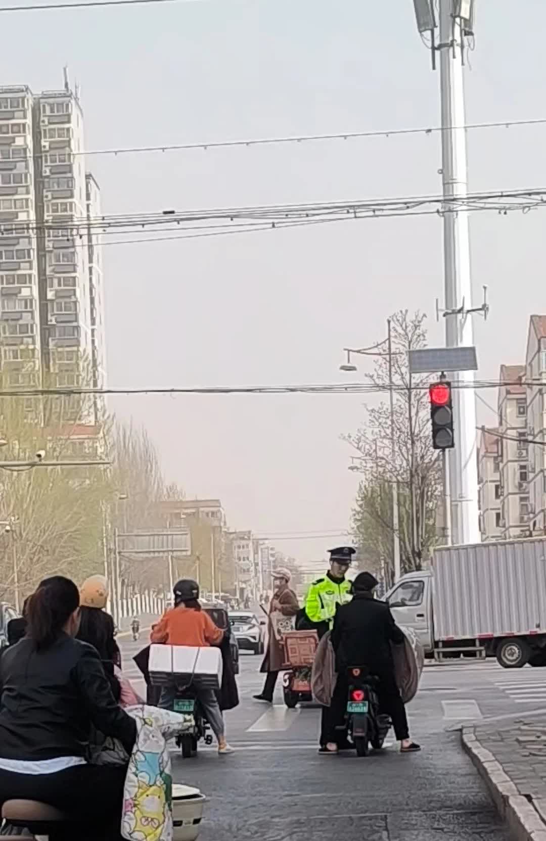 邯郸正在严查骑电瓶车不戴头盔的行为，是否在为5月份白牌到期后查白牌做准备呢？
