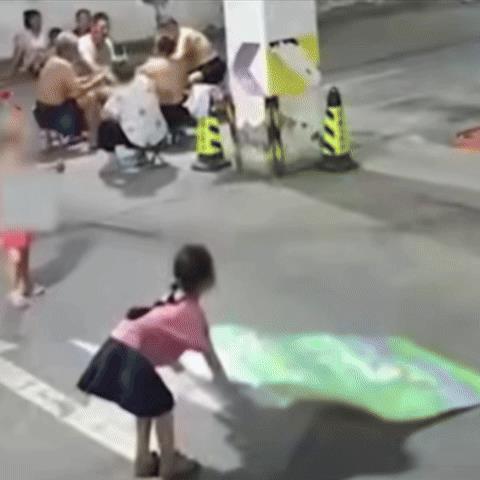 大人无畏，小孩无知，车库内玩耍，惨遭碾压，可我感觉真不怪司机。地面标志非常明显，