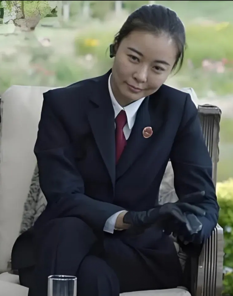 《人民的名义》中陆亦可为什么总是戴个皮手套？
电视剧中陆亦可多次戴皮手套办案，