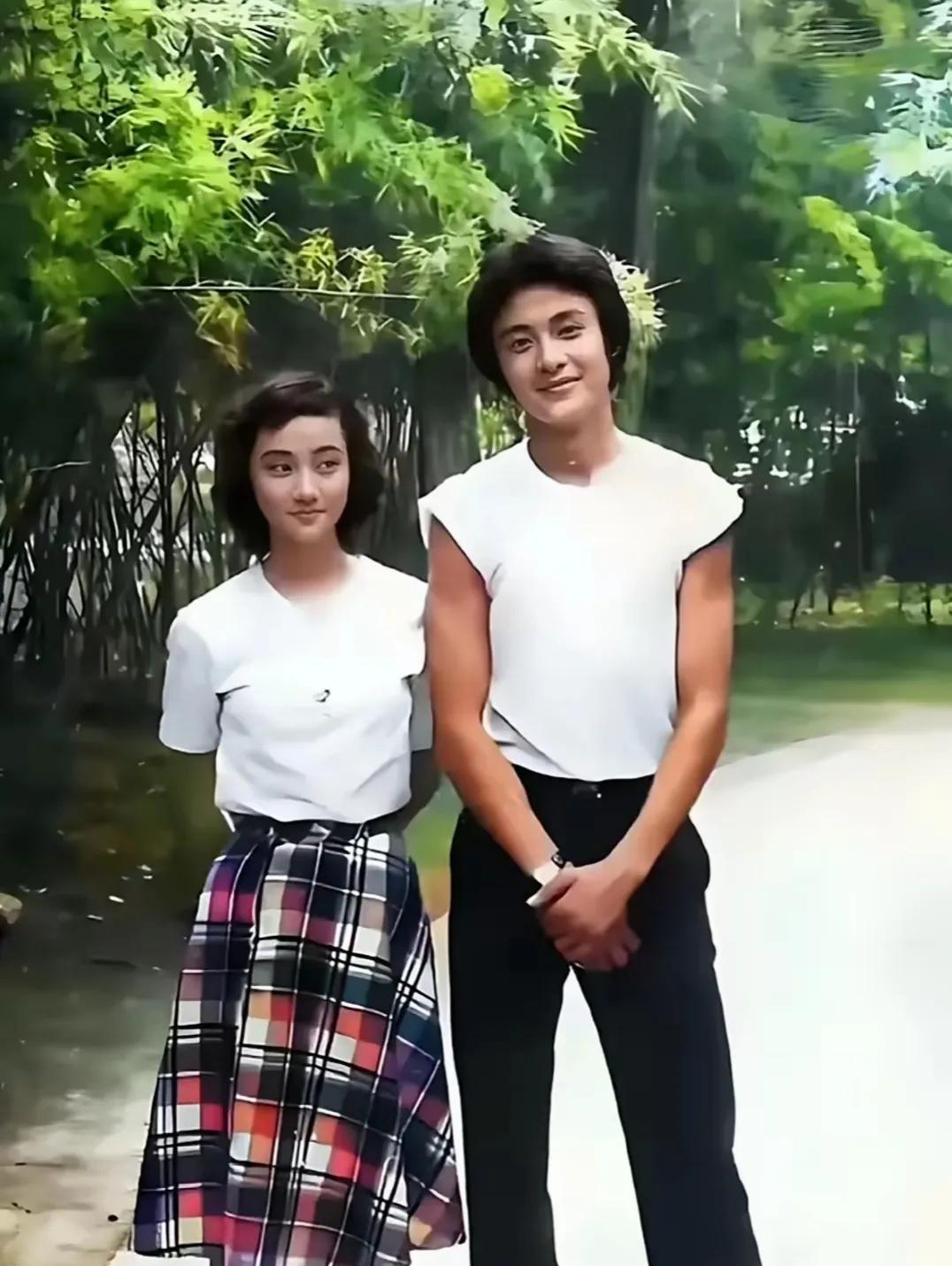 这是两位明星年轻时的照片，男的俊朗，女的甜美，他们曾经演过《游龙惊凤》猜猜他俩是