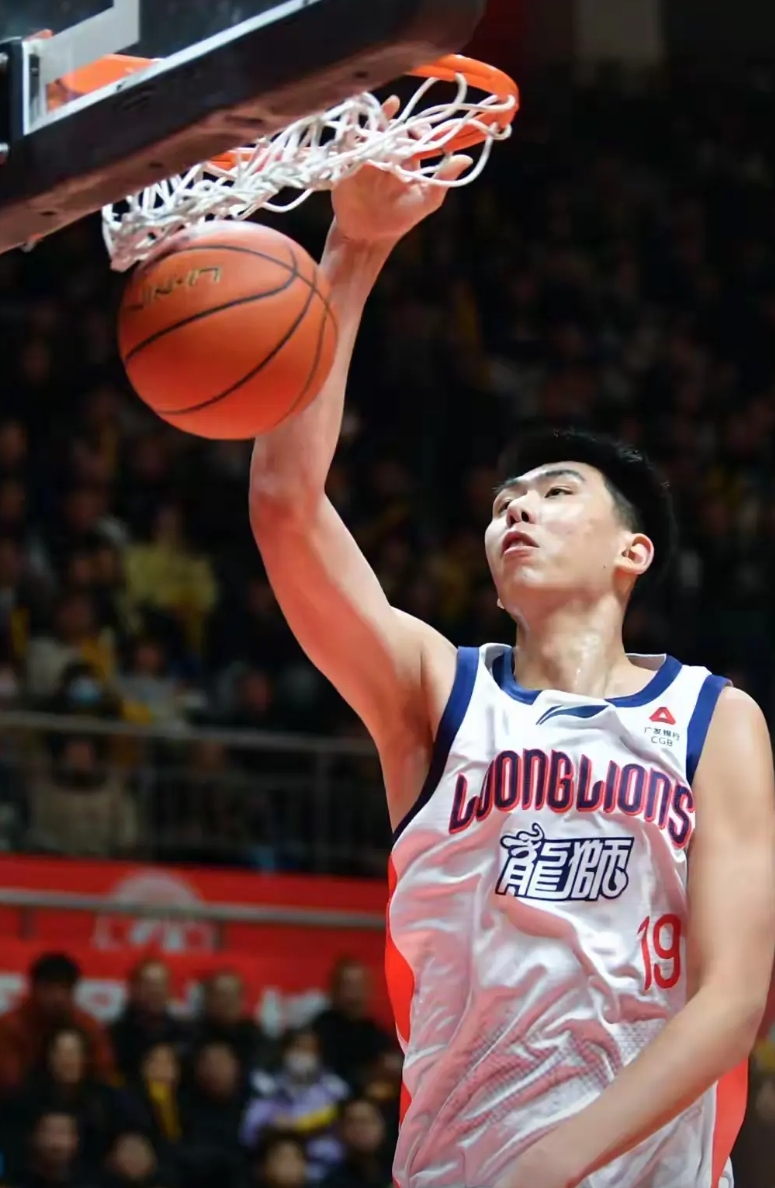 山西70：74广州，你能想像山西和辽宁一样也是四连败吗？
刘传兴，全场17个篮板