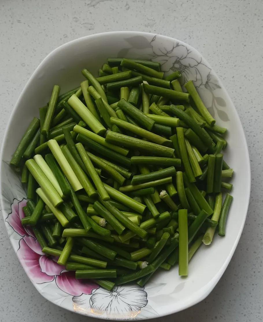 下图三种蔬菜我不喜欢吃
先说蒜苔吧
不知道怎么吃
炒着吃不入味
凉拌吧不对口
蒜