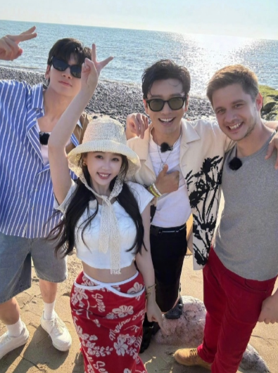 虞书欣给黄晓明新剧小城大事云包场了