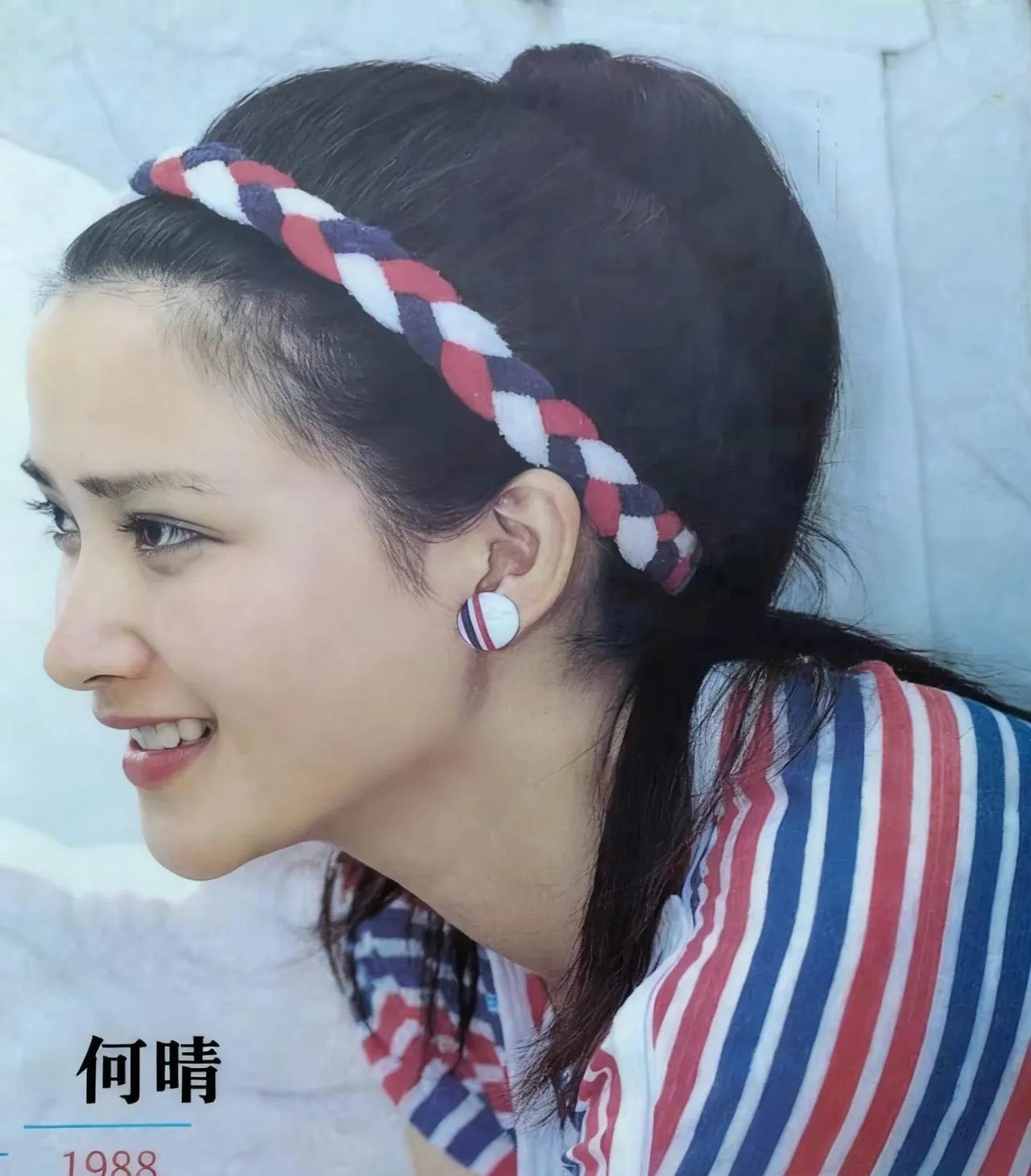 年轻时的何晴，她最漂亮的是眼睛，含情脉脉的会说话一样。
