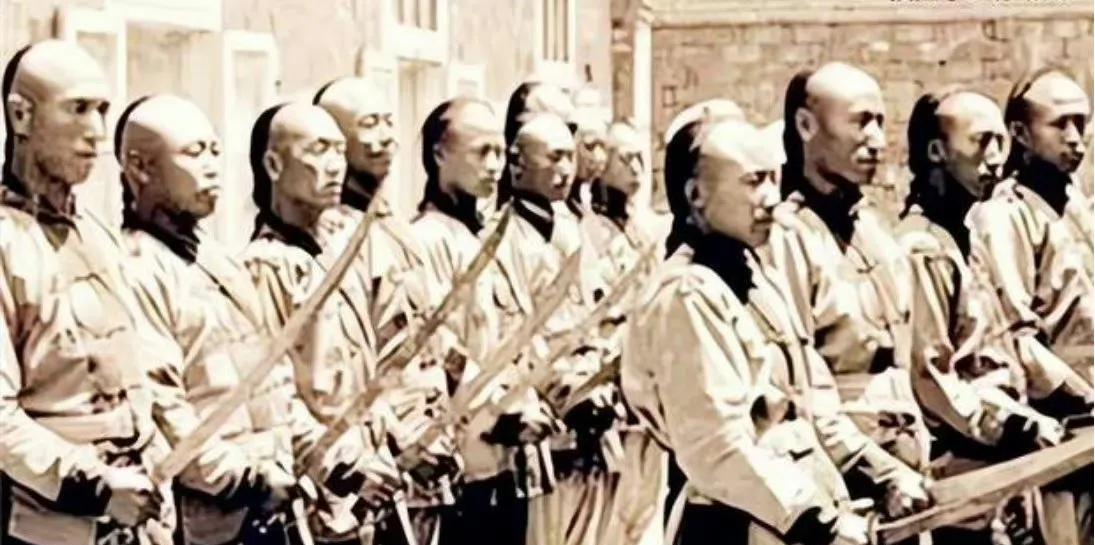 清朝大内侍卫，看着风光，实际上过得一点都不轻松，尤其是新上岗的那天，得穿着浇了童