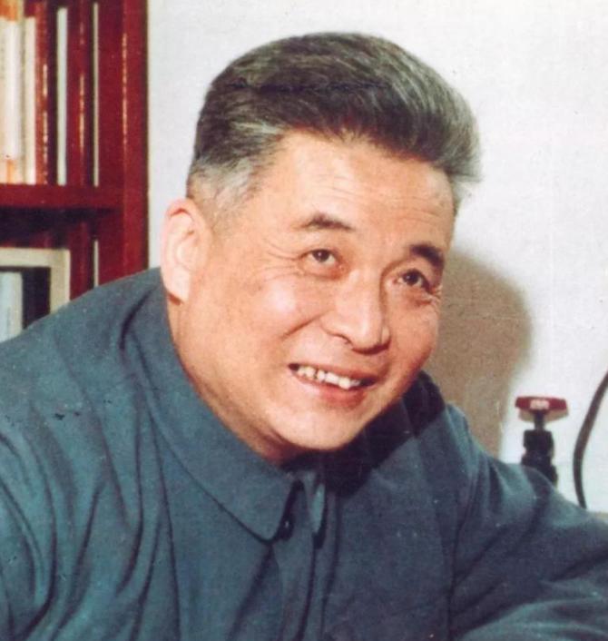1986年，弥留之际的邓稼先问妻子：“再过几十年，还有人记得我们吗？”



烈