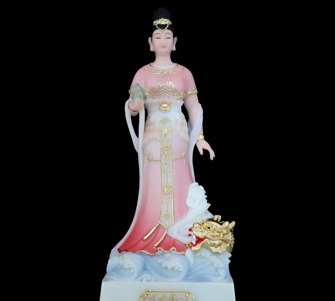 其次，女娲前期自带劣势，战斗力一般，既没法远距离一击制胜，也不能近距离快速秒人，