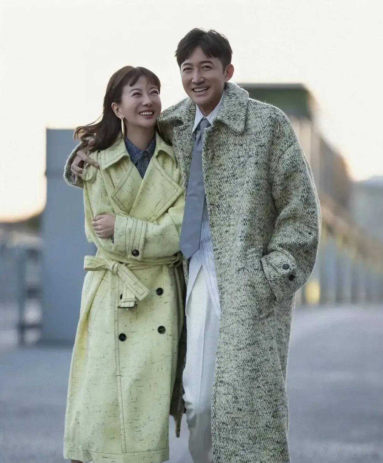 这对夫妻的长相还有点相似，妻子谈不上多么漂亮，但她跟王阳可有夫妻相了。王阳十分儒