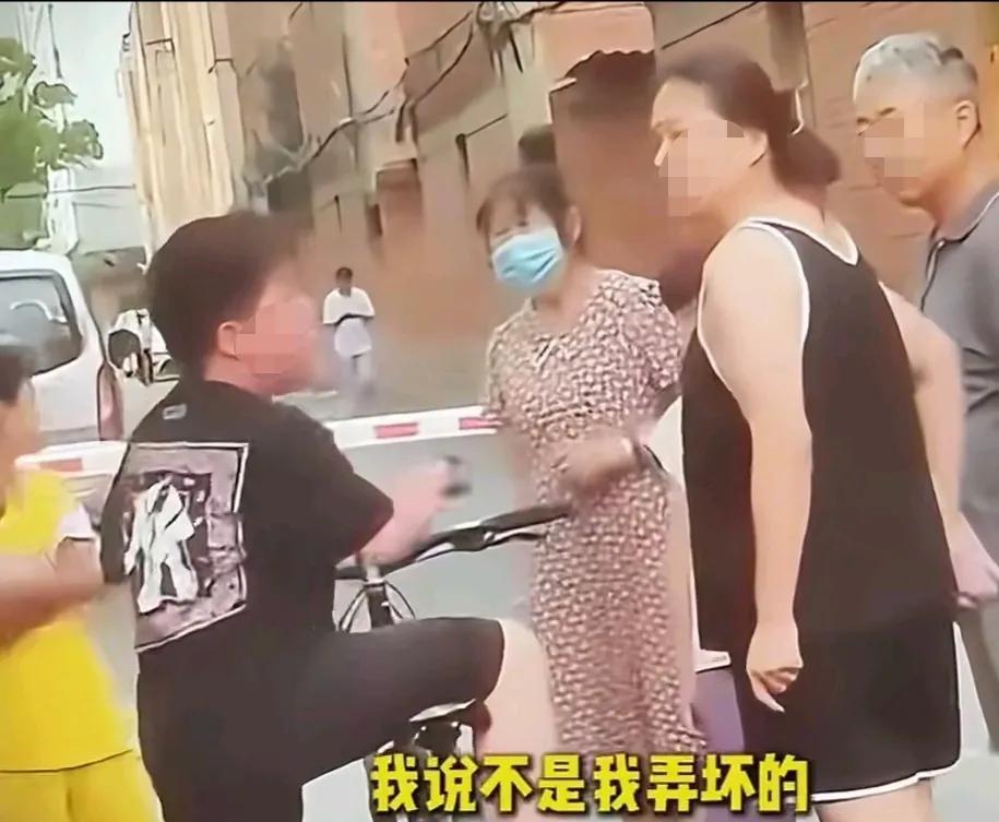 全网都在为黑衣小孩哥的不卑不亢点赞，一天小孩哥在外骑自行车玩，一白衣小孩污蔑说是