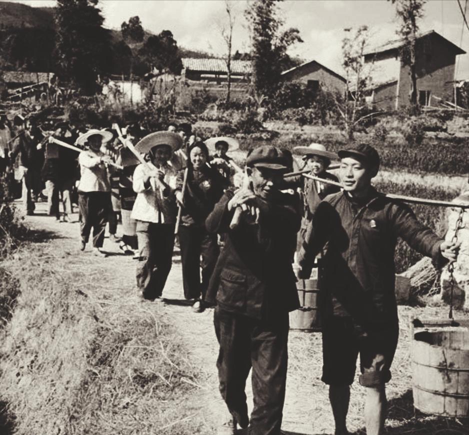 1976年，长春某村村干部王洪武家里，来了一批义愤填膺的乡亲们，讲：“你凭啥占公
