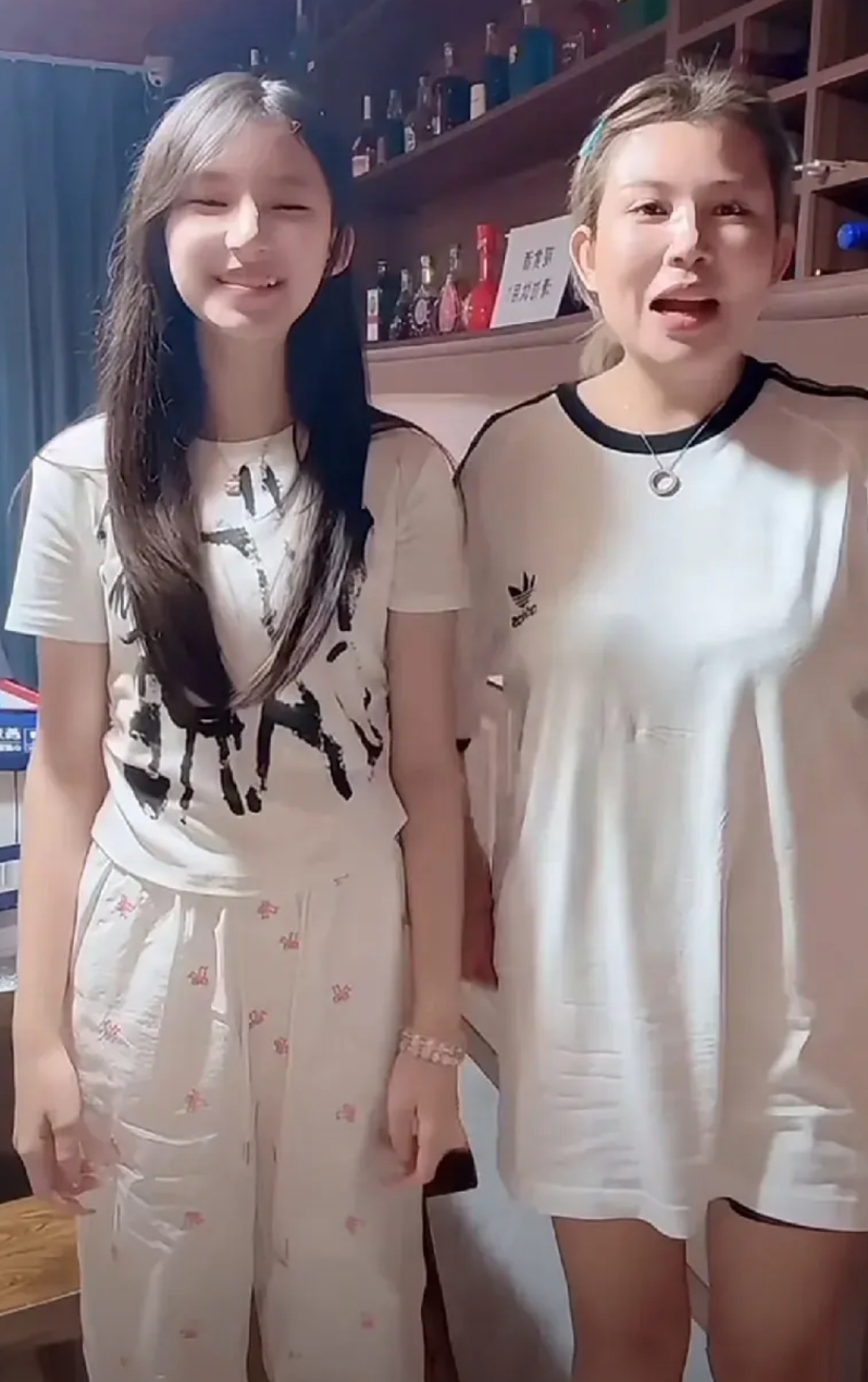 转眼二驴的大女儿已经10来岁和姑姑一样高了，目测身高已经超过一米七，这还是二驴口