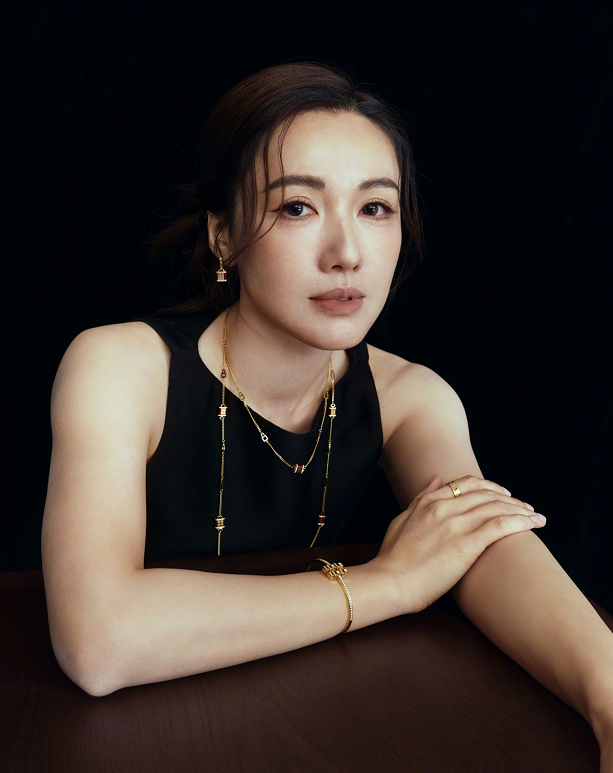 李施嬅的杂志封面，超nice的！