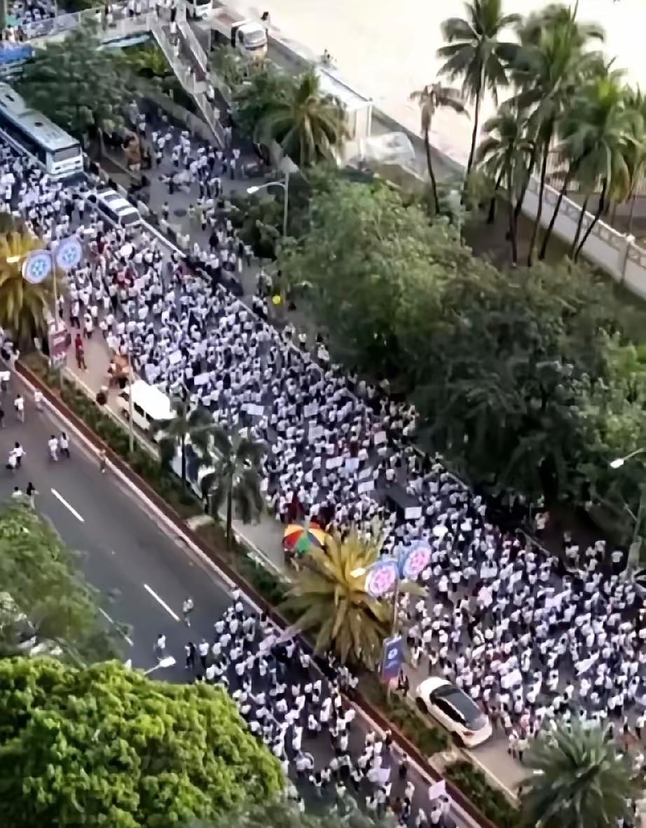 这道“美丽的风景线”让马科斯头都大了。
菲律宾现在已经有大批市民涌上街头，抗议和