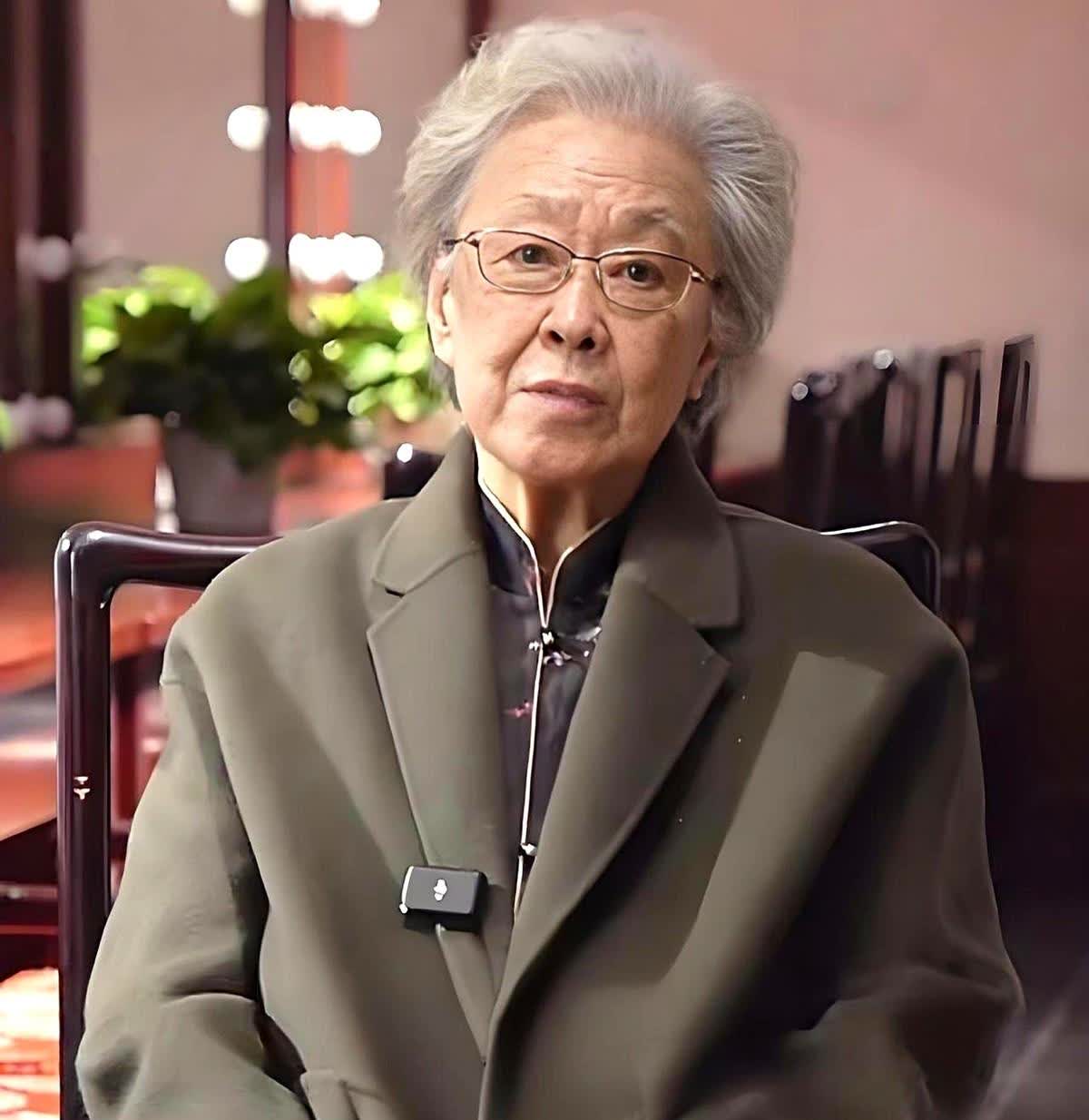 好家伙，曲艺界又来了一位大辈儿，从没听说过的人，现在都出来刷存在感了，一个为老不
