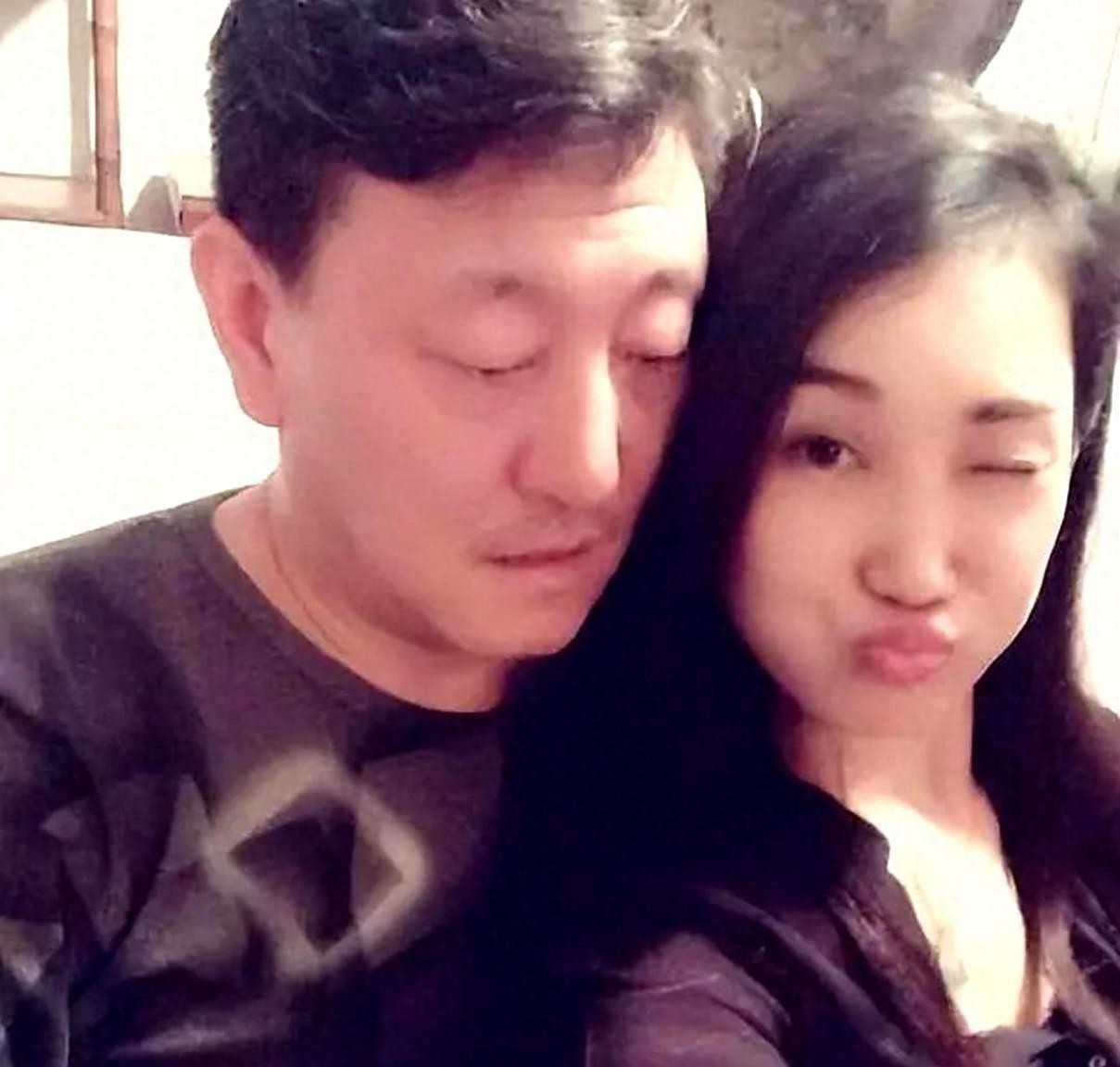 57岁韩磊深陷丑闻，被曝与36岁女友发生关系，女方怀孕后玩消失！
歌坛老将韩磊的
