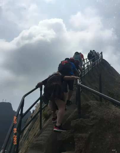 凤凰山坠崖夫妇拍照前已被人提醒过危险，目击者称他俩衣着光鲜，打扮时尚，看起来五十