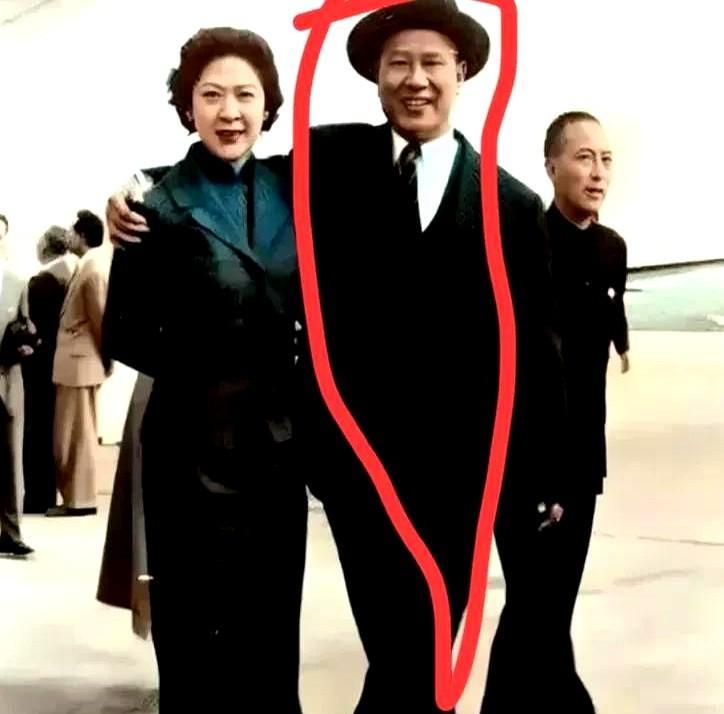 毛孔、皱纹、光影，一张黑白照片把“不可直视”的威严拆成普通人。
镜头没修片，观众