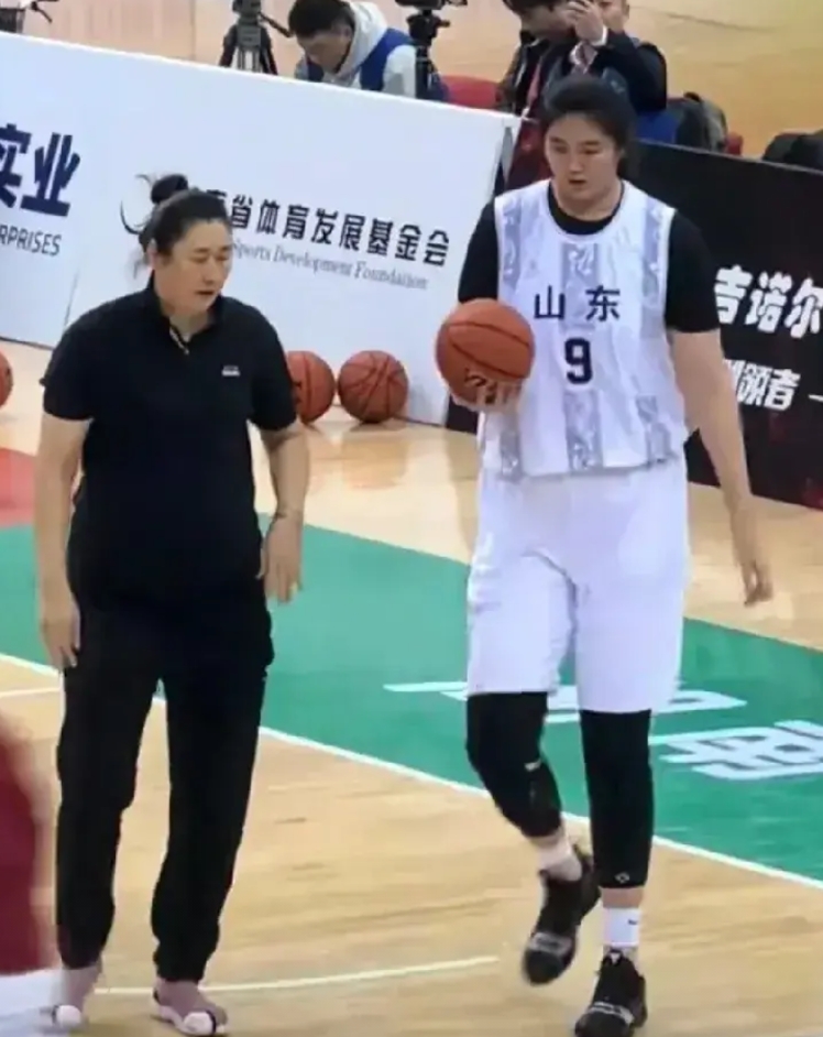 张子宇加盟山东女篮，外界认为很惊奇，未来她可能是世界第一女中锋，山东女篮为何轻易