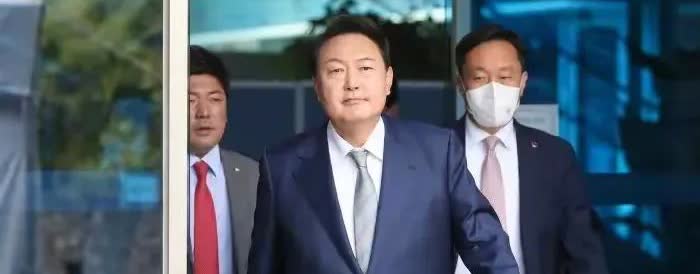 韩国总统尹新瑞这时候已经没有了办法，也无法进行耍赖了，只能面对检察厅的第2次传唤