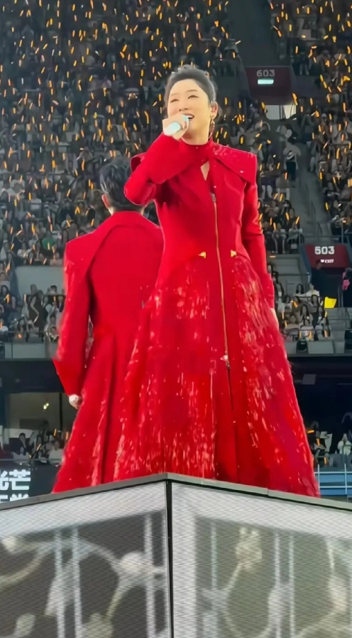 凤凰传奇北京鸟巢演唱会破纪录，这是在北京演唱会，人说最多的一次。
玲花对镜头说，