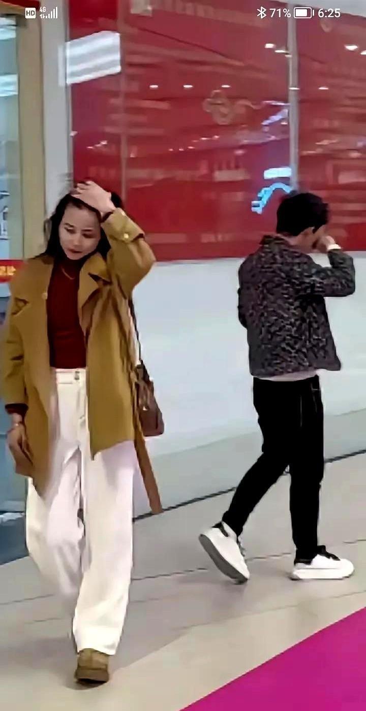 在民政局门口，刚离完婚的他转身要了个拥抱，两人眼泪哗哗，连句话都说不出来。他抹着