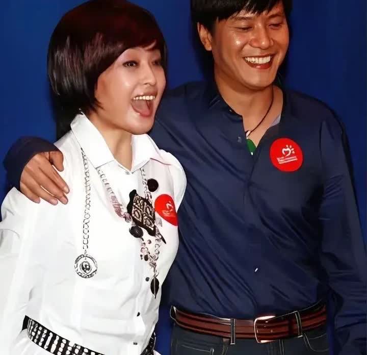 当年的刘晓庆与男友阿峰的一张留影，照片中阿峰高大帅气、阳光、长得俊气，正值壮年，