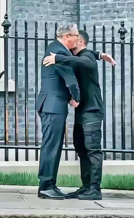 美国换了一个总统，就转向亲俄。而英国换了4个首相，为何不改变援乌立场？

第一，