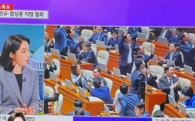韩国国会一天通过四个投票表决议案，第一个是尹锡悦特检调查案；
第二个是金建希特检