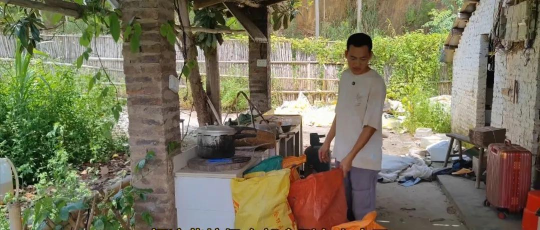 小勇随便直播都有500到1000人百万网红还是自带流量，现在帮啊平带货，还是有点