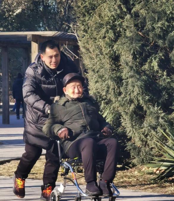 “泪目！”内蒙古一光棍收养两个月大男婴，含辛茹苦把他养大。40年后，男孩当上了武