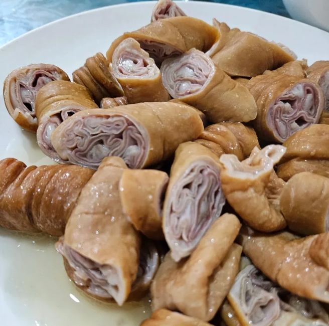 去朋友家吃饭，端上了一道菜。吃着挺好吃！
谁知道这个美食叫什么？