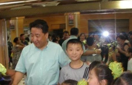 有一年，姜昆心血来潮，就给正在国外的妻子打了个电话：“我想收养一名男孩儿。”妻子