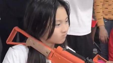 贾乃亮带女儿三亚逛夜市，12岁甜馨身高快追上爸爸了