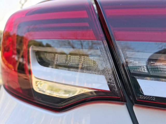 尾灯有水汽
通用不给索赔，说正常现象，有车友索赔成功么？