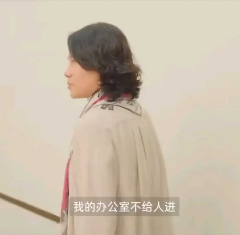 董明珠办公室首次曝光，不仅很宽敞，而且柜子上摆满了自己的照片，当被问到为什么没有