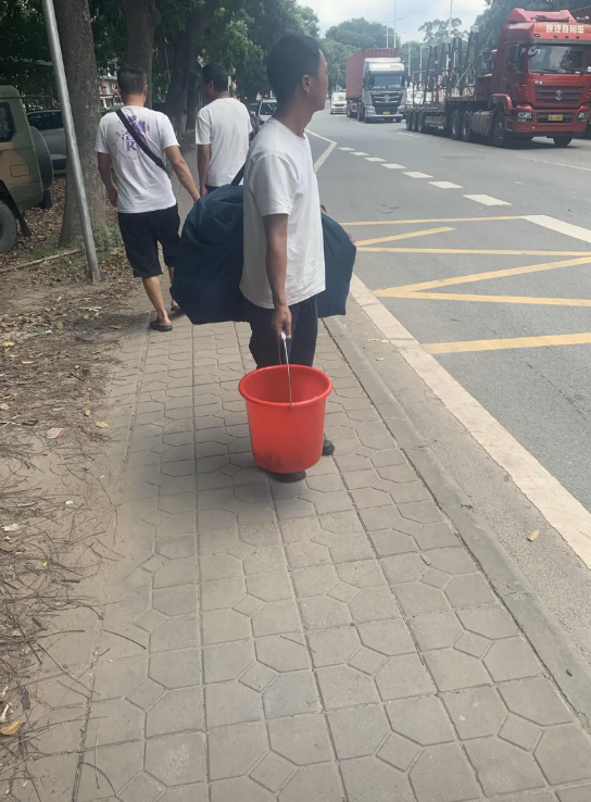 今天去找工作，在路上碰见一位带着行李的老哥，问他去哪里，他说去常平的司马村，问他