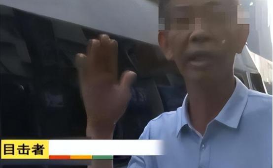 “你让吗？”2014年，郑州老人乘公交，因小伙不肯让座连扇小伙4巴掌，不料心脏病