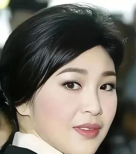 她不是娱乐圈中的女明星，但她的颜值和气质却远胜于好多圈内的女演员，她这样的容颜比