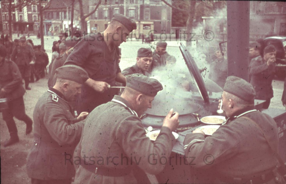 早，恰饭冇？（1940年法国，正在吃饭的德军）