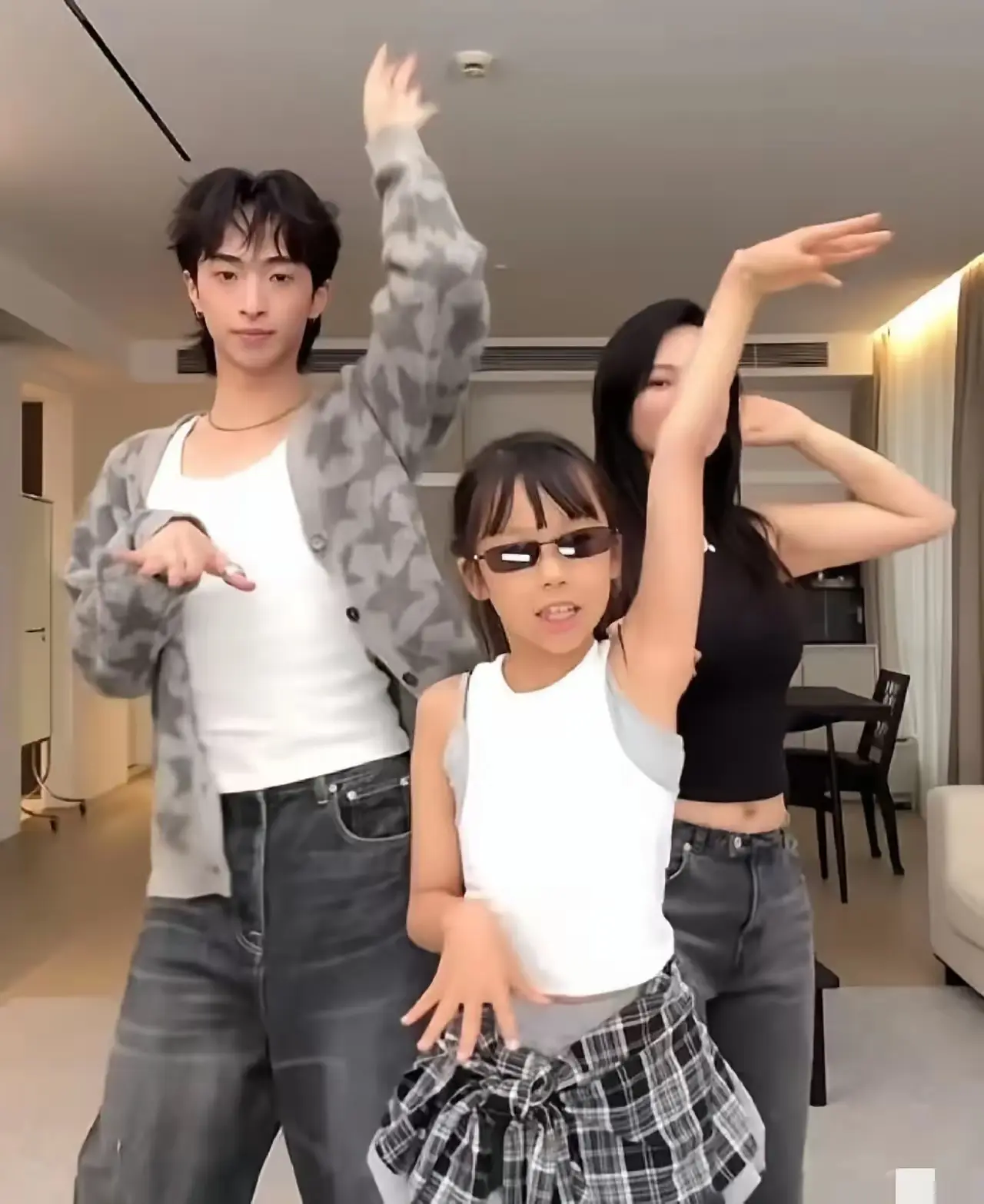 伊能静带着两个丈夫的孩子跳舞