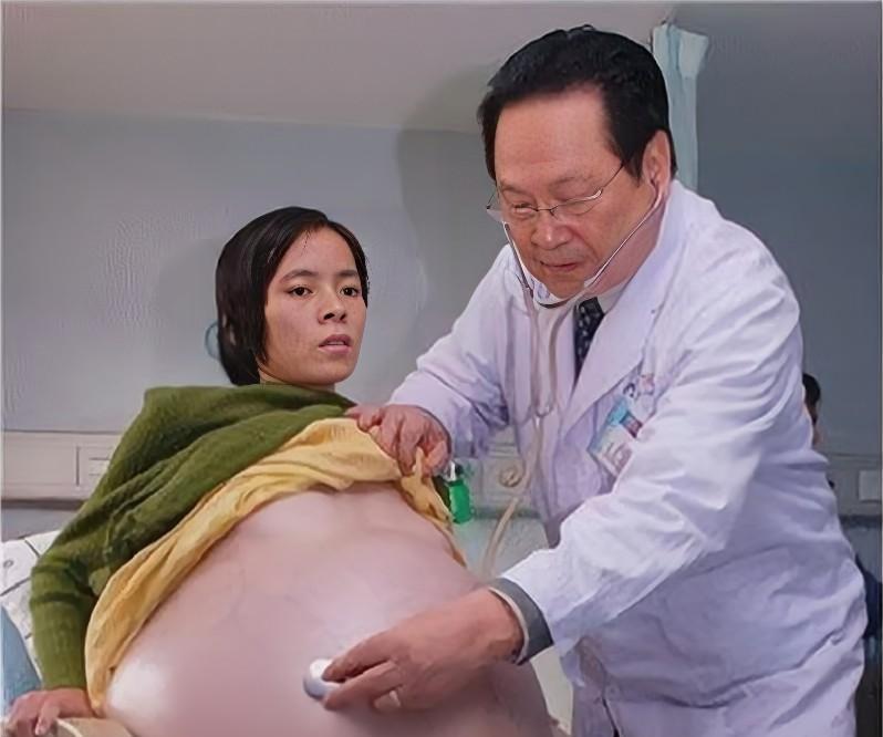 2009年，怀胎12个月的女人，在丈夫的陪同下挺着巨肚，来到了广州医院检查，没想