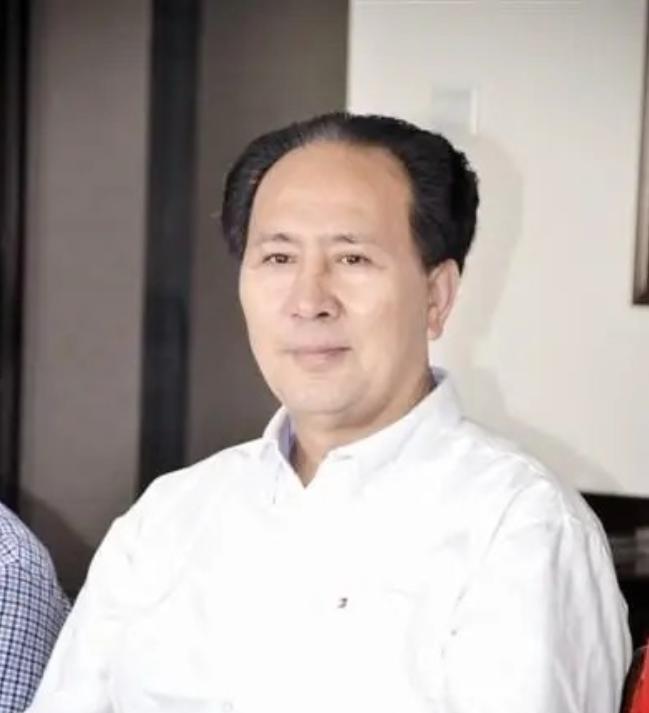 “您长得真像毛主席！”1994年，河南法官许国寅有一次坐出租车，司机一回头，看到