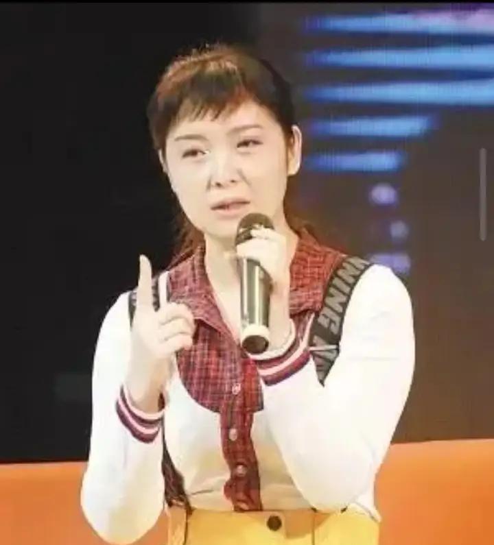 叶文以前好冲动，嫉恶如仇，说话太直，声音很大。现在风格变化很大，也理性多了，有时