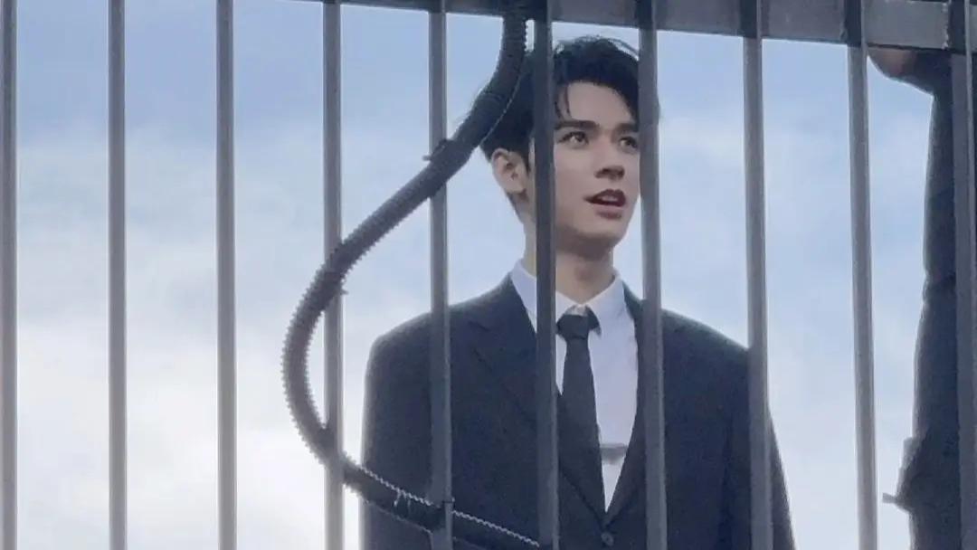 龚俊西装蹦极：一场192米高空的优雅冒险