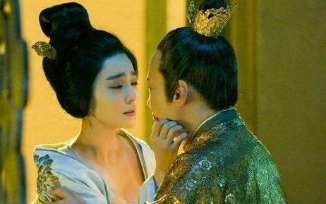 一天夜里，儿媳妇杨玉环喝多后躺倒在了李隆基怀里，正在迷糊之间，李隆基兴致大发，一